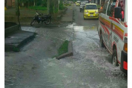 Hidropacífico controla fuga de agua en inmediaciones del viaducto frente al barrio Palo Seco