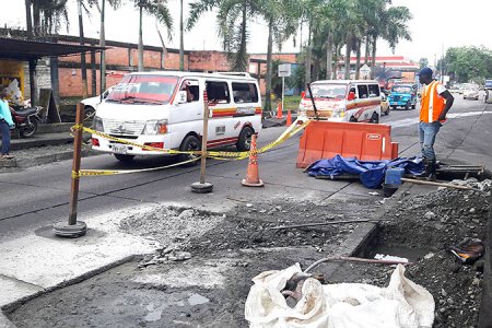 Reparación de tubería matriz tiene sin servicio de agua a la isla de Cascajal en Buenaventura