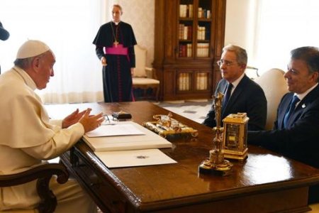 El Papa recibió al presidente de Colombia Juan Manuel Santos Calderón y al ex presidente, el senador Álvaro Uribe Vélez