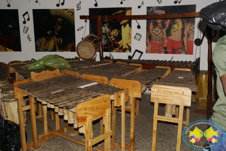 Iniciaron los cursos de formación en música tradicional y lutería en la Casa de la Cultura