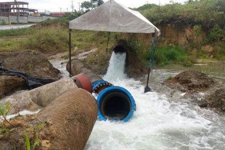 Desprendimiento de tubería matriz tiene sin agua varios barrios de Buenaventura