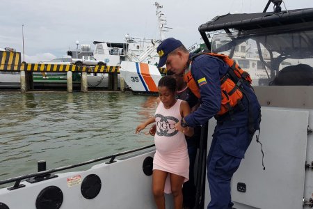 La Armada Nacional realizó evacuación de mujer en estado de embarazo en La Bocana