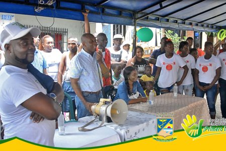 El Alcalde Distrital de Buenaventura, apoyó a la comunidad del barrio Alberto Lleras en jornada de aseo