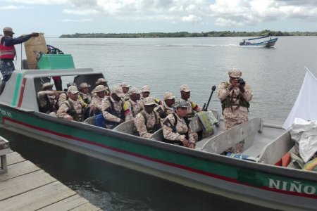 16 integrantes del 30 Frente de las Farc hacen tránsito por Buenaventura hacia la zona veredal en Buenos Aires, Cauca