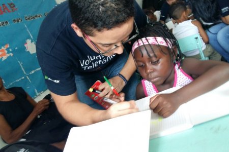 Voluntarios Telefónica entregaron 138 kits escolares en Cali y Buenaventura