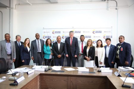 Plan Pazcífico firma dos contratos en para energización rural en el litoral pacífico