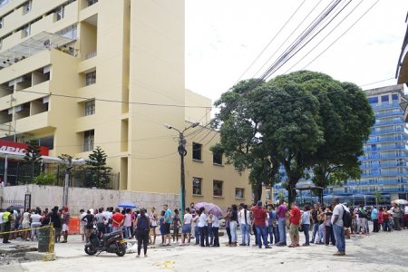 Almacenes de cadena y tenderos abrieron por espacio de 3 horas para que los habitantes se abastecieran de alimentos