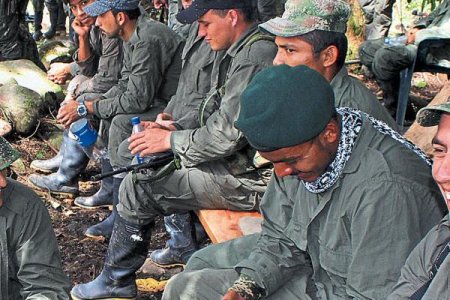 Presidente Santos firmó decreto que otorga amnistía a 3.252 miembros de las Farc por delitos políticos