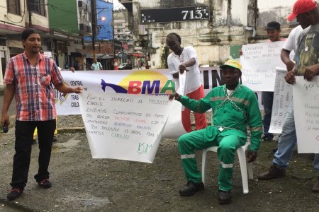 Las dos personas adultas que protestaron frente a la Alcaldía, fueran reintegradas a sus puestos de trabajo en la BMA por un a&ntilde;o