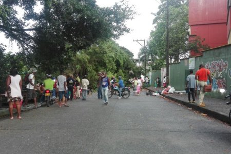 Caída de árbol ficus dejó da&ntilde;os materiales y mucha preocupación en la comunidad del barrio La Independencia