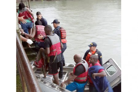 La Armada Nacional rescató a 10 personas que naufragaron en la bahía de Buenaventura