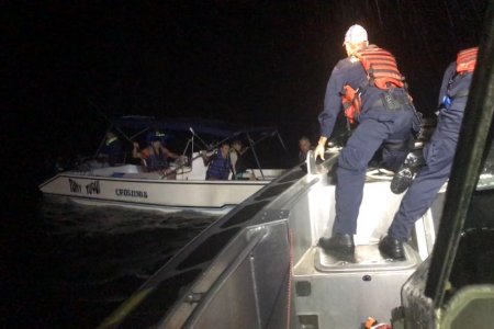La Armada Nacional rescató ocho personas en embarcación a la deriva cerca de Bahía Solano