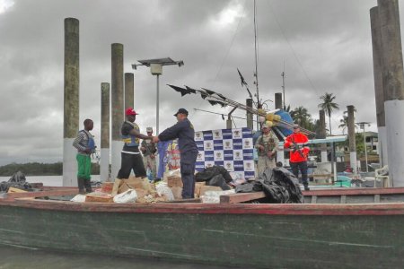 Recuperan embarcación y víveres en la bahía de Buenaventura