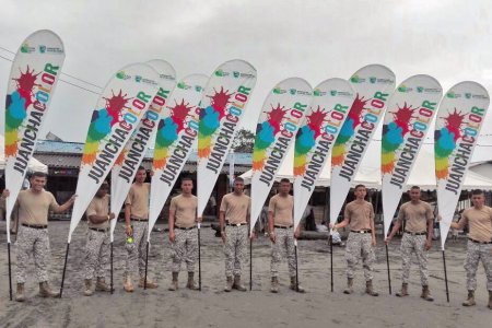 Con 400 galones de pintura y las manos solidarias de cientos de voluntarios, Juanchaco se pinta de color y alegría