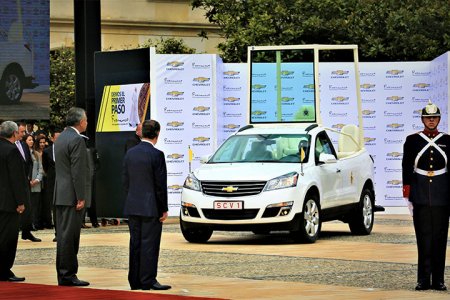 Chevrolet realizó la entrega oficial de los papamóviles
