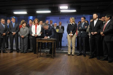 Presidente Santos firmó decreto que mejora las condiciones salariales de los trabajadores del Sena