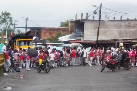 Estudiantes de la Institución Educativas Las Américas Sede La Dignidad protestaron por mal estado del plantel