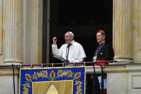 Bendición del Santo Padre a los fieles desde el balcón del Palacio Cardenalicio en Bogotá