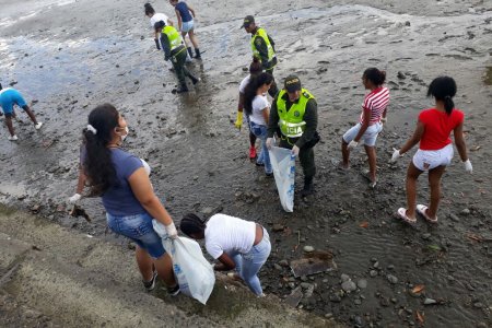 La Policía Nacional realizó campa&ntilde;a de aseo en la playa del Malecón Bahía de la Cruz