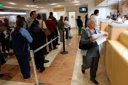 Falso: Los bancos no van a cobrar multas por usar celulares dentro de sus instalaciones