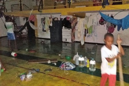 Se le inundó el coliseo del centro a los desplazados de Cabeceras