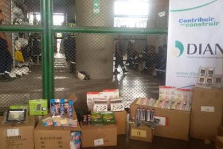 En su lucha contra el contrabando, la Dian incautó mercancías en Buenaventura por valor de 2.926 millones de pesos