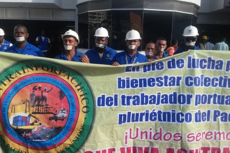 Trabajadores portuarios protestan por despido masivo