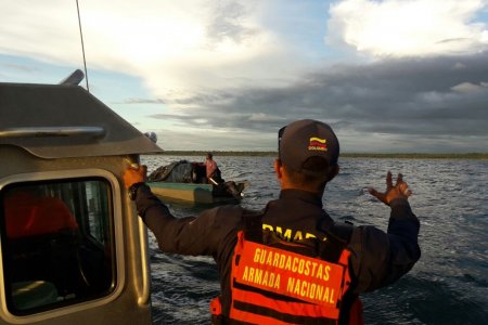 La Armada Nacional rescató a dos personas que quedaron a la deriva cerca de La Barra en Buenaventura