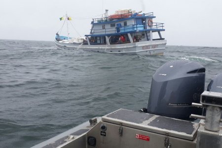 La Armada Nacional rescató 11 personas en embarcación con fallas cerca de la bocana del río Cajambre