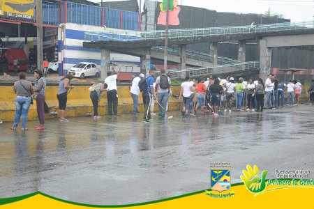 Funcionarios de la Administración Distrital realizaron jornada de aseo en la autopista Simón Bolívar