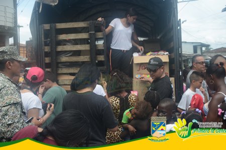 La Administración Distrital, Policía y Armada Nacional visitan barrios vulnerables de Buenaventura llevando alegría y regalos a través de un pesebre móvil