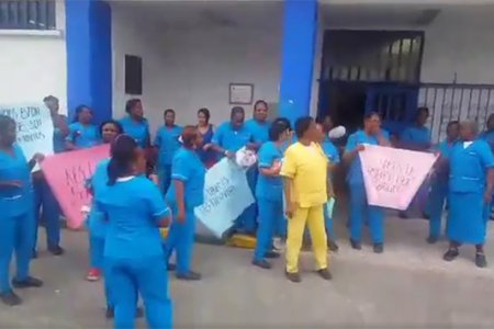 Trabajadores del Hospital Luis Ablanque de la Plata protestan por el no pago de sus salarios
