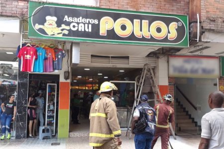 Bomberos atendieron emergencia en asadero de pollos