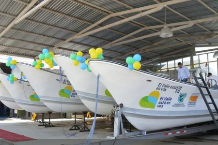 Asociaciones pesqueras de Buenaventura recibieron cinco nuevas embarcaciones de la Gobernación del Valle