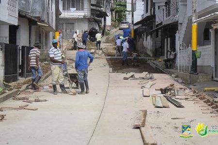 La pavimentación de tres calles en el barrio Las Américas avanza a buen ritmo