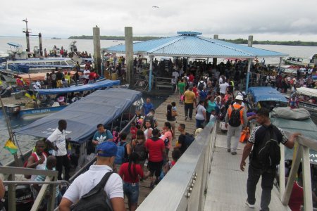 Dimar verifica el cumplimiento de las normas de seguridad en el embarque de pasajeros en el muelle turístico