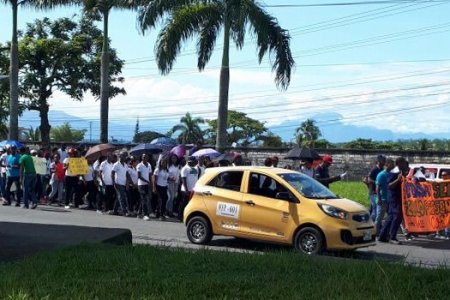 Estudiantes del Centro Náutico Pesquero del Sena marcharon