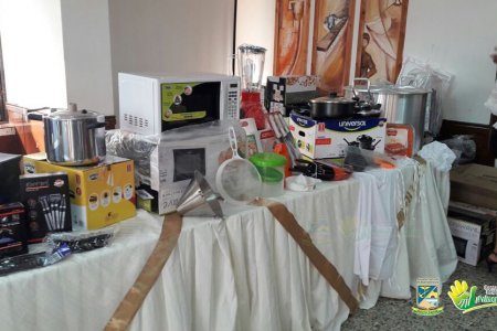 Emprendedores recibieron kits de cocina y belleza para sus negocios