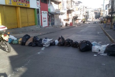 Moradores de un sector de la Calle 5a cerca al Pascual de Andagoya dejan ver su malestar por no recolección de residuos solidos