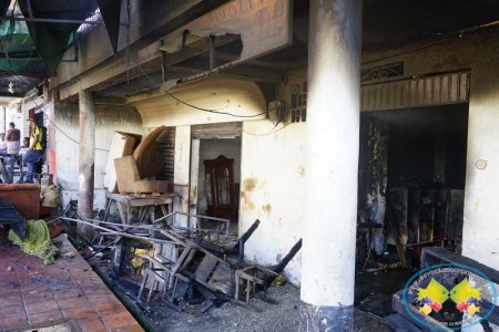 Bomberos voluntarios atendieron incendio estructural en la calle 5á por el sector de la curva