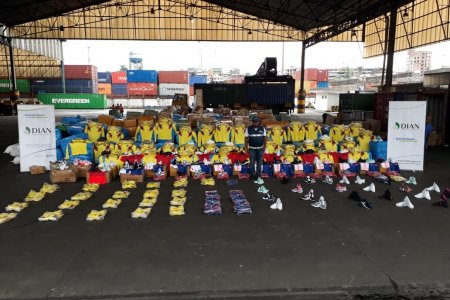 DIAN incautó en Buenaventura 6 contenedores con mercancía de contrabando