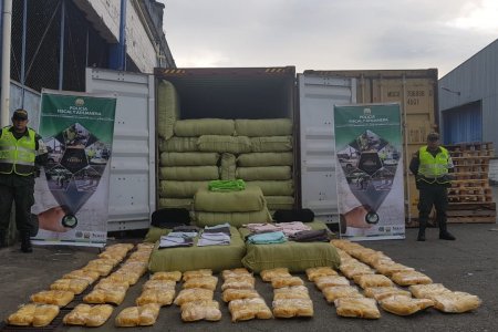 La DIAN y la POLFA aprehenden contenedor que pretendía ser ingresado ilegalmente al país con mercancía de contrabando