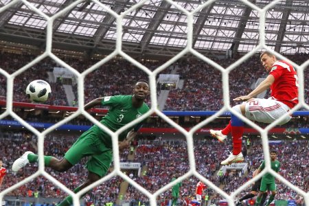 Los suplentes regalan a Rusia un inicio de ensue&ntilde;o