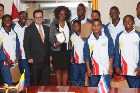 Epsy Campell, Vicepresidenta de Costa Rica, sostuvo encuentro con jóvenes surfistas de Nuquí