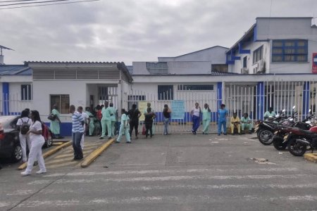 Trabajadores de servicios generales de la ESE Luis Ablanque de la Plata realizaron protesta por no pago de salarios