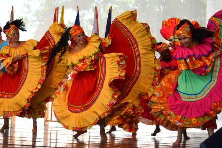 El grupo de danzas folclóricas de la Universidad del Valle "Carmen López" cumple 50 a&ntilde;os “dejando huella por el mundo”