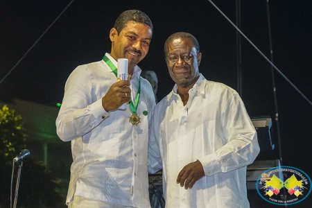 Continental de Aduanas recibió la Medalla al Mérito Industrial yo de Servicios, Orden Luis Waldo Martínez Barrera en la categoría peque&ntilde;a empresa