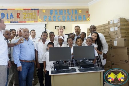 La gobernadora Dilian entregó 36 computadores a la Institución Educativa Pascual de Andagoya