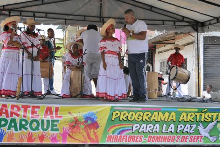 La comunidad del barrio Miraflores se gozó el evento Arte al Parque