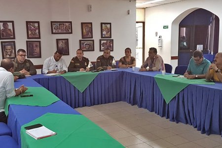 Gobierno distrital, Policía Nacional, Policía Fiscal y Aduanera, comerciantes y Cámara de Comercio definen acciones para contrarrestar problemática de vendedores foráneos
